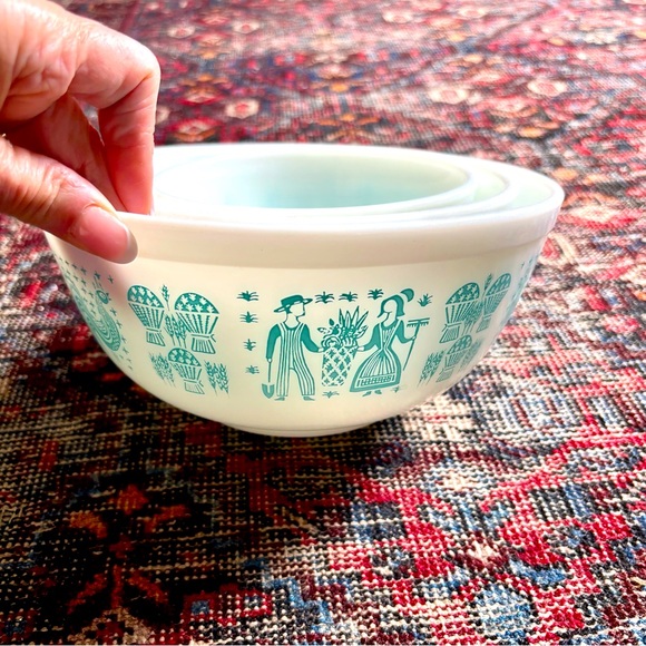 Vintage Pyrex Amish Butterprint Nesting 3 Piece Mixing Bowl Set - Picture 5 of 6